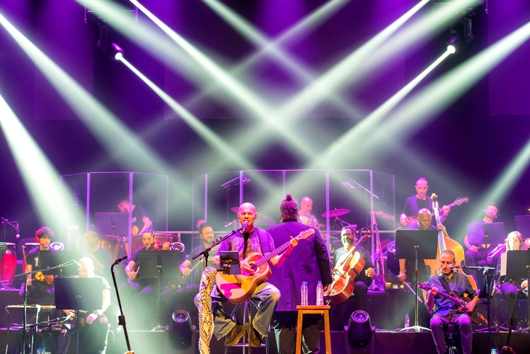 Celtas Cortos hace un recorrido por su discografía en un gran concierto en el Auditorio de Roquetas de Mar (foto 2 de 2)