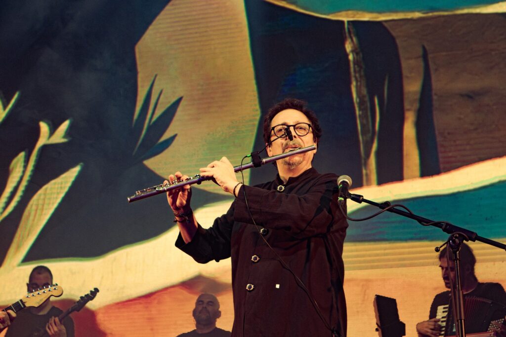 Carlos Soto tocando la flauta travesera en un concierto de Celtas Cortos en A Coruña
