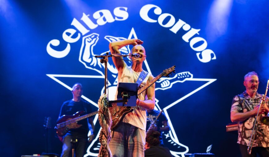 Celtas Cortos en concierto en la plaza de Los Fueros, Vitoria, agosto 2026 (foto 01)